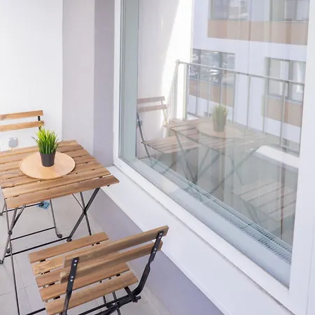 Апартаменты New Modern & Cozy With Free Parking