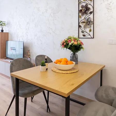 New Modern & Cozy With Free Parking Апартаменты