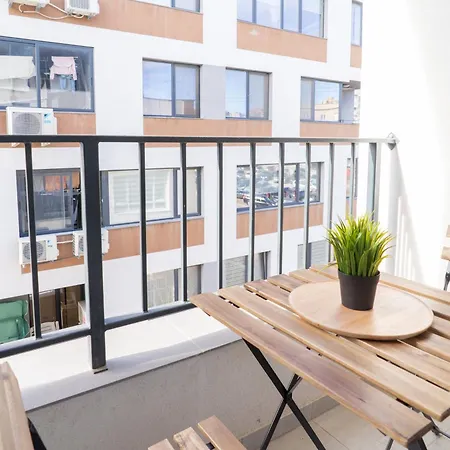 New Modern & Cozy With Free Parking Апартаменты *